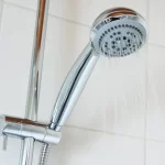 Come risparmiare acqua calda in bagno: i consigli migliori